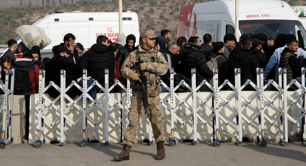 Syrian migrants arrive at Turkey's Cilvegözü border gate to cross into Syria, December 2024. Photo credit: REUTERS/Dilara Senkaya.